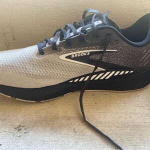 Brooks Men’s Launch 10 Neutral Running Shoe. Size 13